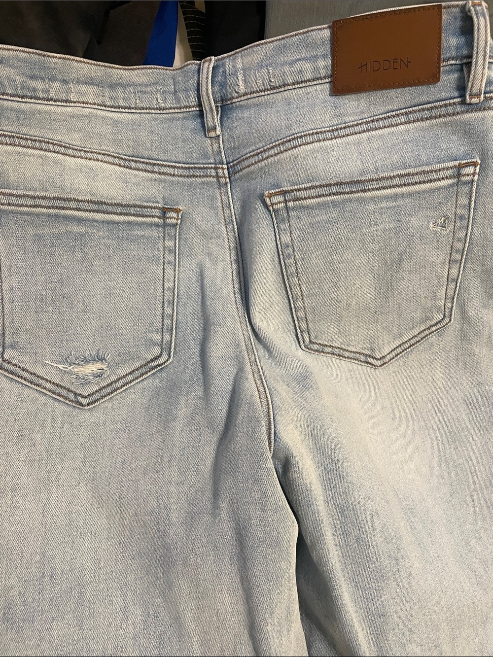 Hidden Light Wash Women's Jeans - Classic Back Pocket Design